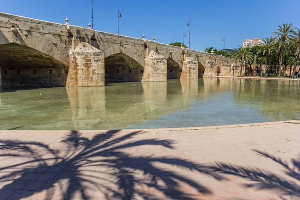 Исторический мост Пуэнте дель Мар в пруду в Валенсии, Испания
 - Фото, изображение