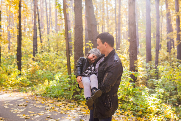Baby-, natuur- en familie concept - vader met zijn kind - Foto, afbeelding