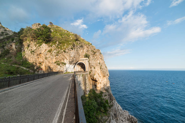 Tunel nad morzem w świecie słynnej Amalfi coastal road, Włochy. Światowego dziedzictwa UNESCO - Zdjęcie, obraz