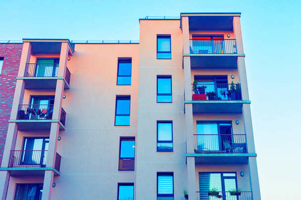 Detalle de complejo de nuevo edificio de apartamentos con balcones, Vilna. Tonificado
 - Foto, Imagen
