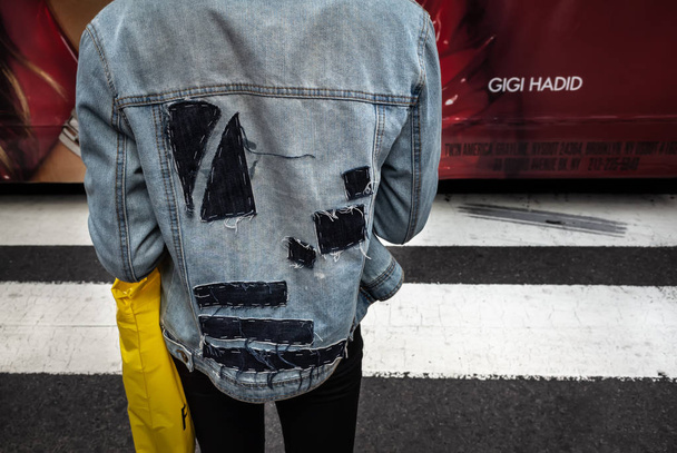 ニューヨーク、アメリカ合衆国 - Sep 24 2018: マンハッタンのストリート シーン。マンハッタン、ニューヨーク市で横断歩道で大きい黒いパッチのデニム ジャケットの女性の真後ろを見る - 写真・画像