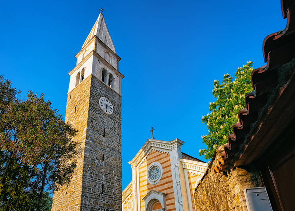 Igreja do Santo Maurus em Izola, Eslovênia
 - Foto, Imagem