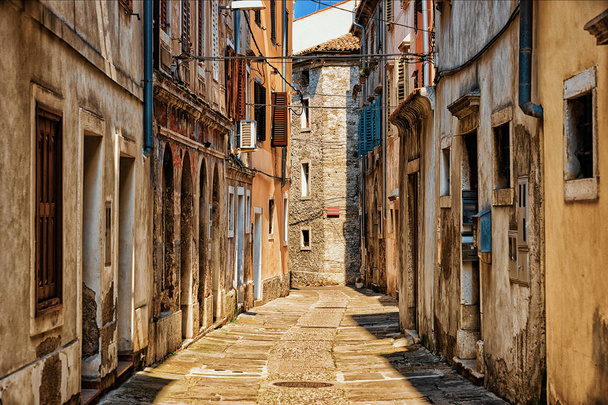 Rua velha no centro histórico da cidade velha de Izola, Eslovênia
 - Foto, Imagem