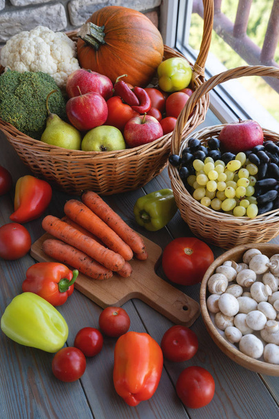 Mand vol van gemengde nuttig groenten op een houten achtergrond - Foto, afbeelding