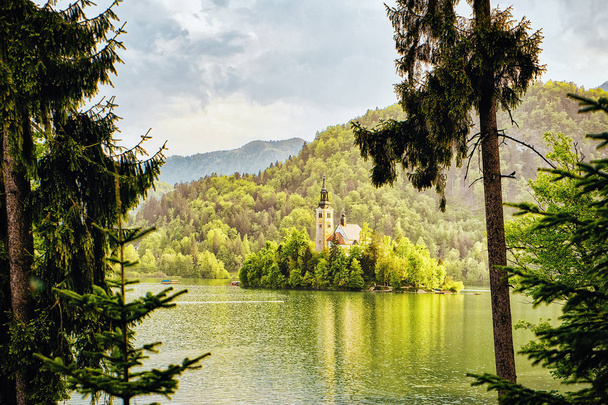 Nádherná scenérie a kostel uprostřed Krvala jezera, Slovinsko - Fotografie, Obrázek