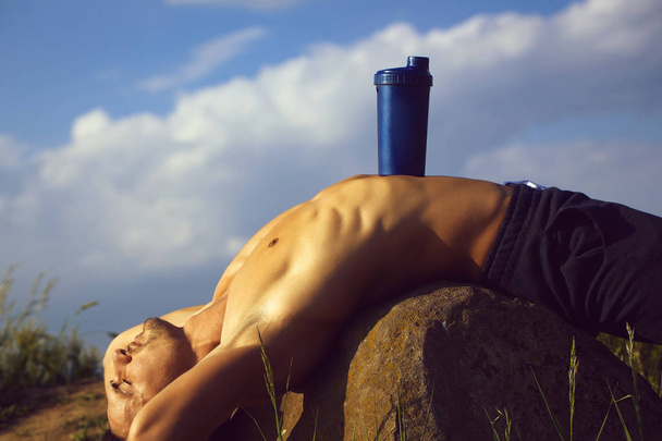 muscular man with water bottle - Foto, imagen