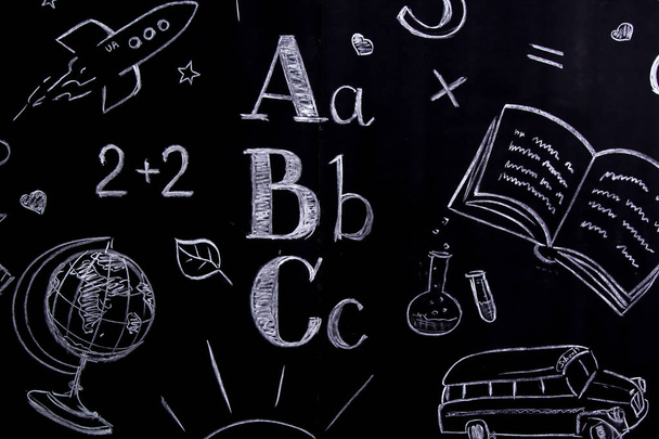 Conceito de escola manuscrita globo, foguete, a, b, c, fórmulas etc em quadro negro escrito com giz
 - Foto, Imagem