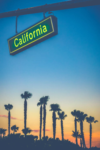 Каліфорнія вулиці знак над пальмами на захід сонця з копією простір - Фото, зображення
