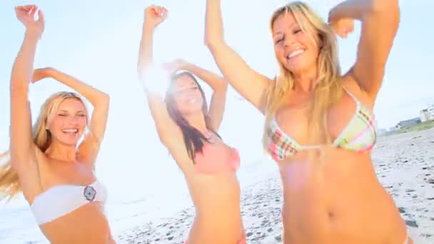 девушки танцуют на пляже - Кадры, видео