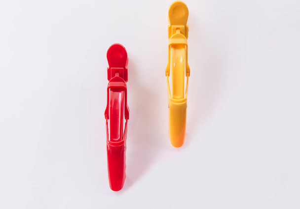 Κόκκινα και κίτρινα μικρά κεριά σε σχήμα σφαίρας - Φωτογραφία, εικόνα