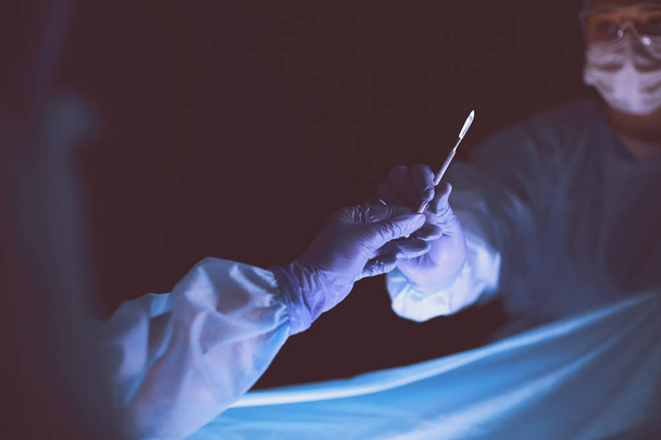 Обрізана картина скальпеля зроблена лікарями, які виконують операцію
. - Фото, зображення