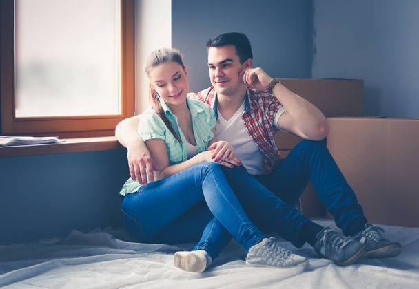 Couple moving in house sitting on the floor. Couple - Foto, imagen