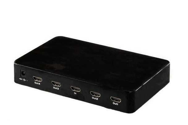 Diviseur vidéo numérique HDMI noir à quatre ports sur fond blanc avec copyspace. Équipement électronique pour connexion à plusieurs téléviseurs
. - Photo, image