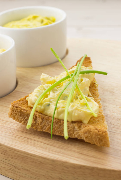 Pane tostato con uova e insalata di cipolle
 - Foto, immagini