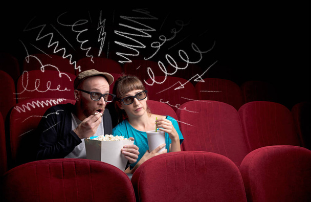 carino coppia in cinema guardando film  - Foto, immagini