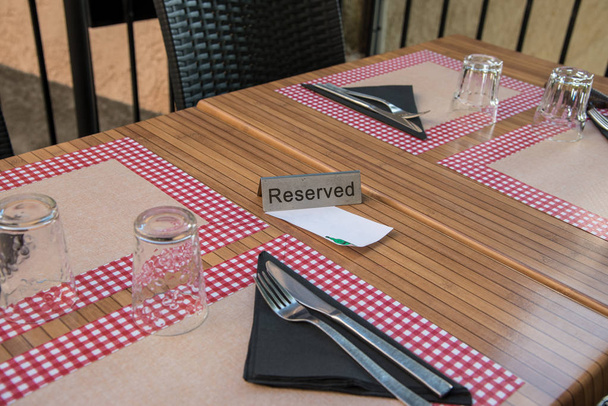 Sinal reservado em uma mesa em um restaurante francês
 - Foto, Imagem