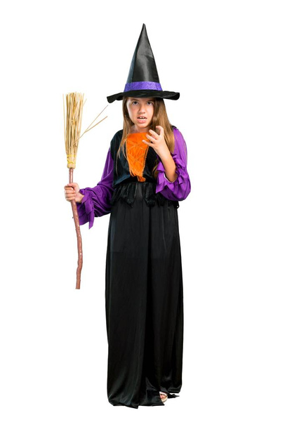 Um tiro completo de uma menina vestida como uma bruxa para feriados de Halloween irritado com raiva em gesto furioso isolado no branco
 - Foto, Imagem