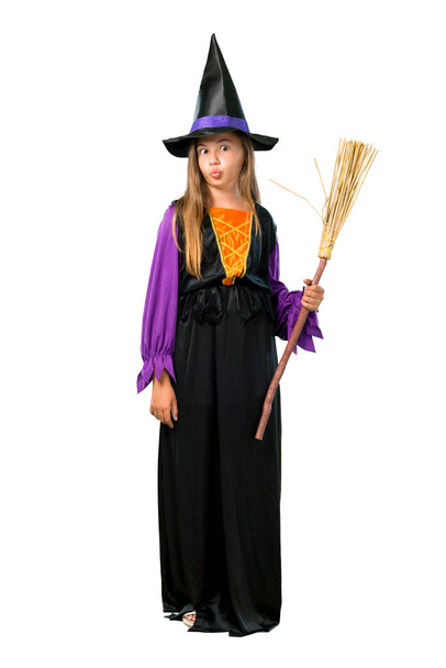 Um tiro completo de uma menina vestida como uma bruxa para feriados de Halloween torna engraçado e louco emoção rosto isolado no branco
 - Foto, Imagem