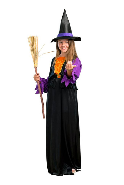 Um tiro completo de uma menina vestida como uma bruxa para feriados de Halloween apresentando e convidando para vir isolado no branco
 - Foto, Imagem