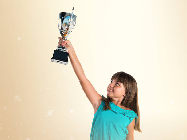 Young girl holding a trophy - Foto, afbeelding