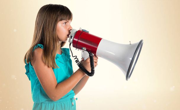 Молодая девушка кричит на мегафон
 - Фото, изображение