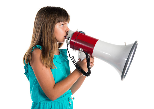 Молодая девушка кричит на мегафон
 - Фото, изображение
