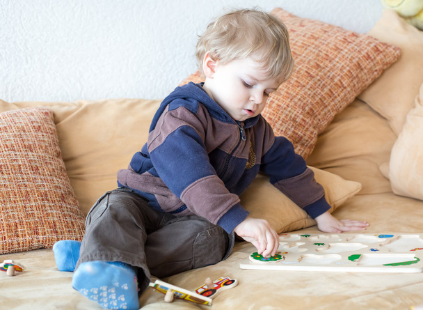 Kleiner Kleinkind Junge spielt mit Holzspielzeug - Foto, Bild