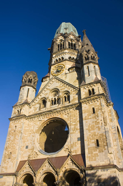 Берлін, Німеччина - 25 вересня 2018: Меморіальна церква з кайзер Вільгельм без куполом в Берліні - Фото, зображення