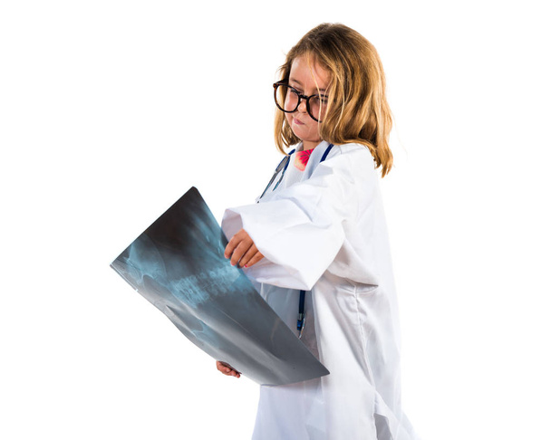Dziewczynka gry do lekarza i przytrzymując radiografii - Zdjęcie, obraz
