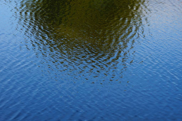 El fondo de color del agua del aljibe con las ondas
 - Foto, imagen
