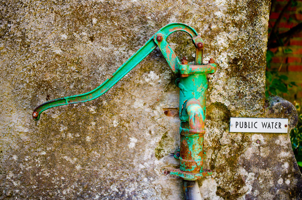 vecchia pompa arrugginita acqua potabile pubblica di un antico borgo
 - Foto, immagini