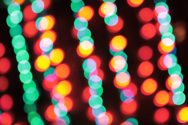 Δέος όμορφη christmaslight twinkly πράσινο χρώμα σκόνη λάμψη κάρτα copyspace περιοχή. Φωτεινό, glittery de εστίαση τέχνης μαλακή σφαίρα σχήμα. Προβολή με μεγέθυνση με χώρο για κείμενο στη νύχτα merry xmas glowball σκηνή - Φωτογραφία, εικόνα