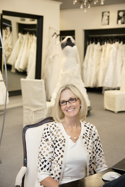 Egy boldog vezető nő ül a menyasszonyi boltba szemüveget viselő portréja - Fotó, kép