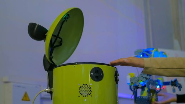 lustige gelbe Eimer Roboter versucht, Frau Hand zu fangen - Foto, Bild