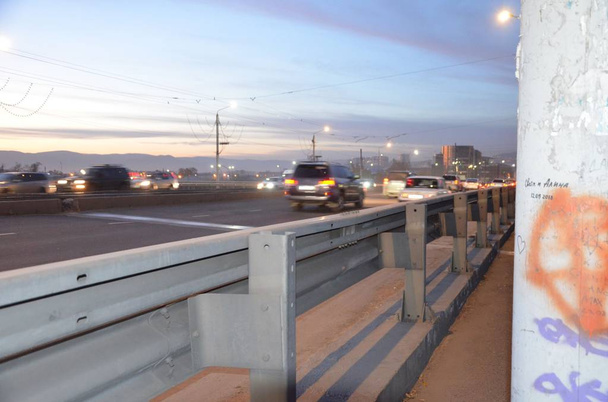 Over auto's (op een brug, bij avond) - Foto, afbeelding