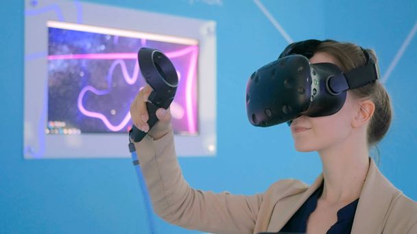 fiatal nő használ virtuális valóság headset és rajz - Fotó, kép