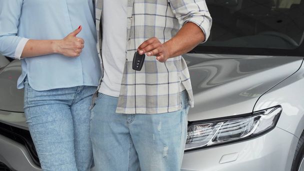 casal segurando carro chaves mostrando polegares para cima
 - Foto, Imagem