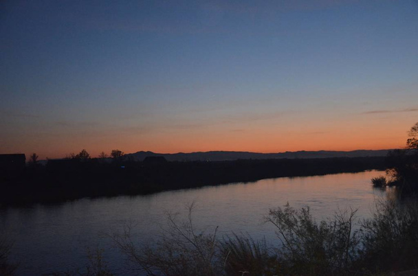 Een zonsondergang (The Uda rivier de kant) - Foto, afbeelding