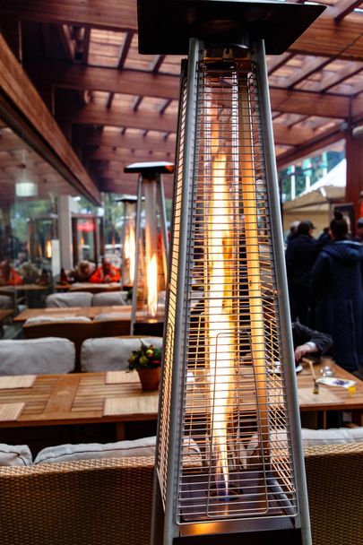 Οι θερμάστρες αερίου στη βεράντα του εστιατόριο, το φθινόπωρο, βροχή. - Φωτογραφία, εικόνα