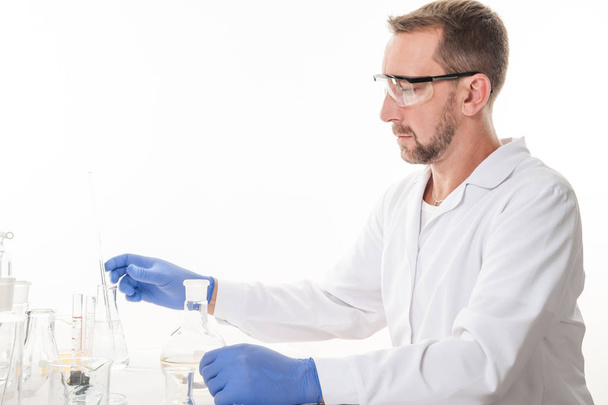 Mann im Labor / Blick auf einen Mann im Labor bei der Durchführung von Experimenten - Foto, Bild