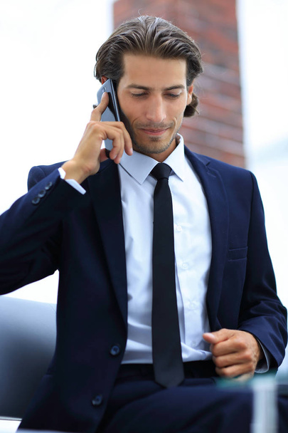 business man talking on smart phone. - Fotoğraf, Görsel
