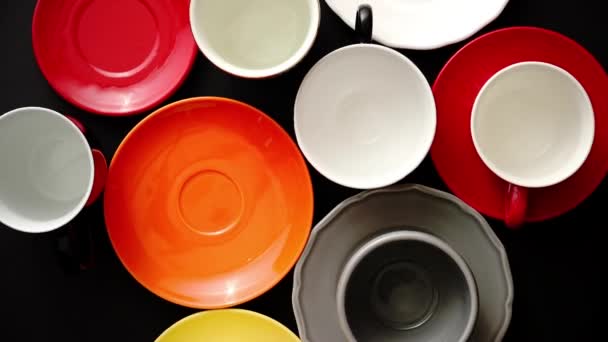 Üres színes modern kerámia tányérok és poharak gyűjteménye - Felvétel, videó