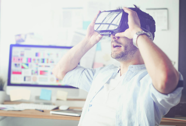 Genç erkek yazılım programcısı ofiste üç boyutlu sanal gerçeklik gözlükleriyle yeni bir uygulama test ediyor.. - Fotoğraf, Görsel
