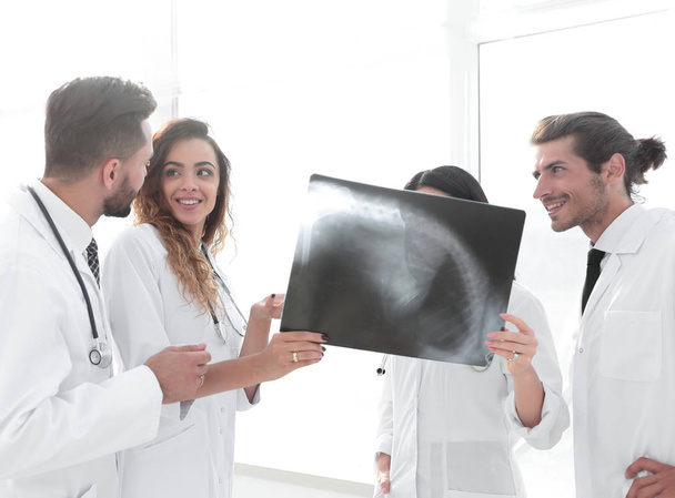 medical workers looking at patients x-ray film - Zdjęcie, obraz