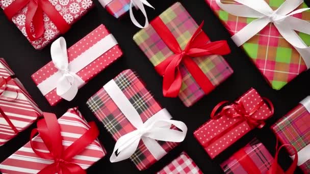 Felülnézet becsomagolt karácsonyi ajándékokat megállapított, a fekete háttér - Felvétel, videó