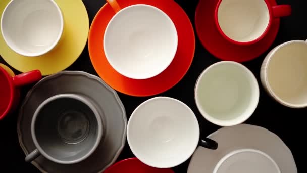 Pusty kolorowe nowoczesne ceramiczne talerze i kubki kolekcji - Materiał filmowy, wideo