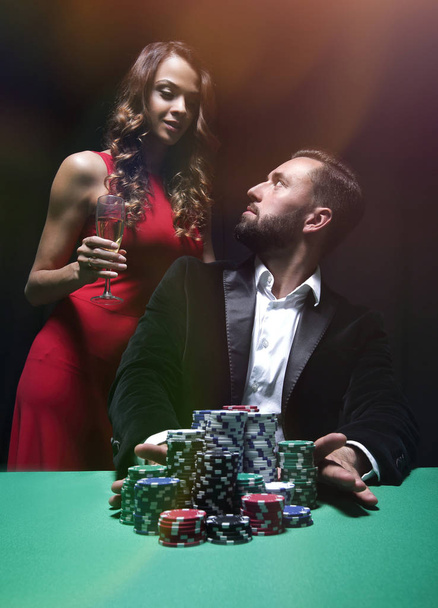 donna e uomo al tavolo da poker con patatine e bevande
 - Foto, immagini