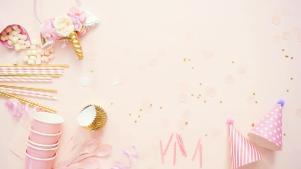 Przyjęcie urodzinowe w motyw jednorożec na płaskim różowy leżał - Materiał filmowy, wideo