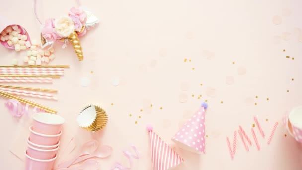 ピンクのフラットにユニコーンをテーマに誕生日パーティーを置く - 映像、動画