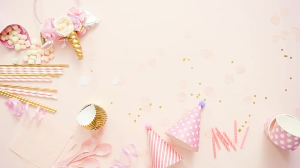 Przyjęcie urodzinowe w motyw jednorożec na płaskim różowy leżał - Materiał filmowy, wideo
